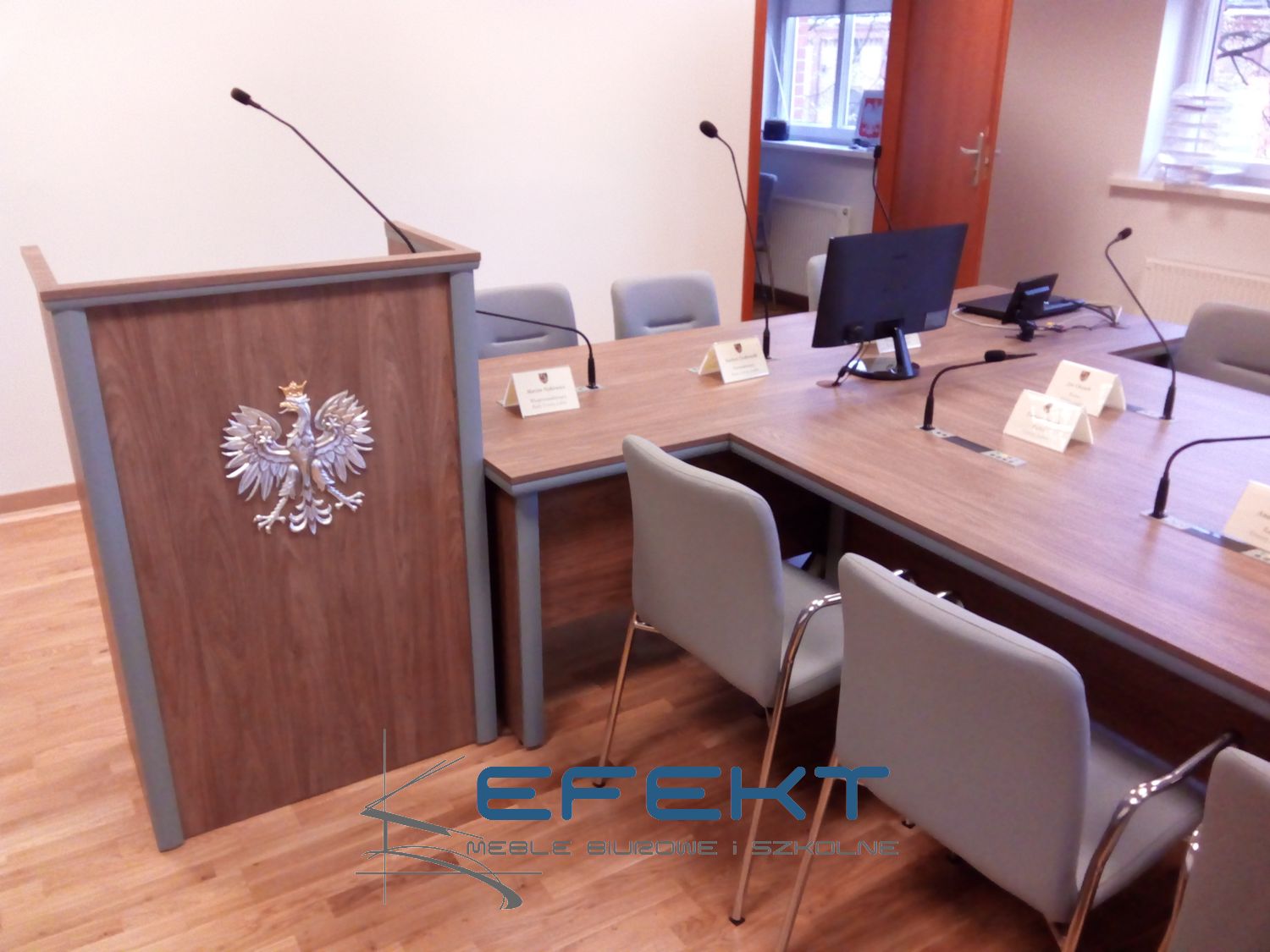 Sala obrad: stoły i krzesła w Urzędzie Gminy Lubin przeznaczone dla radnych gminy